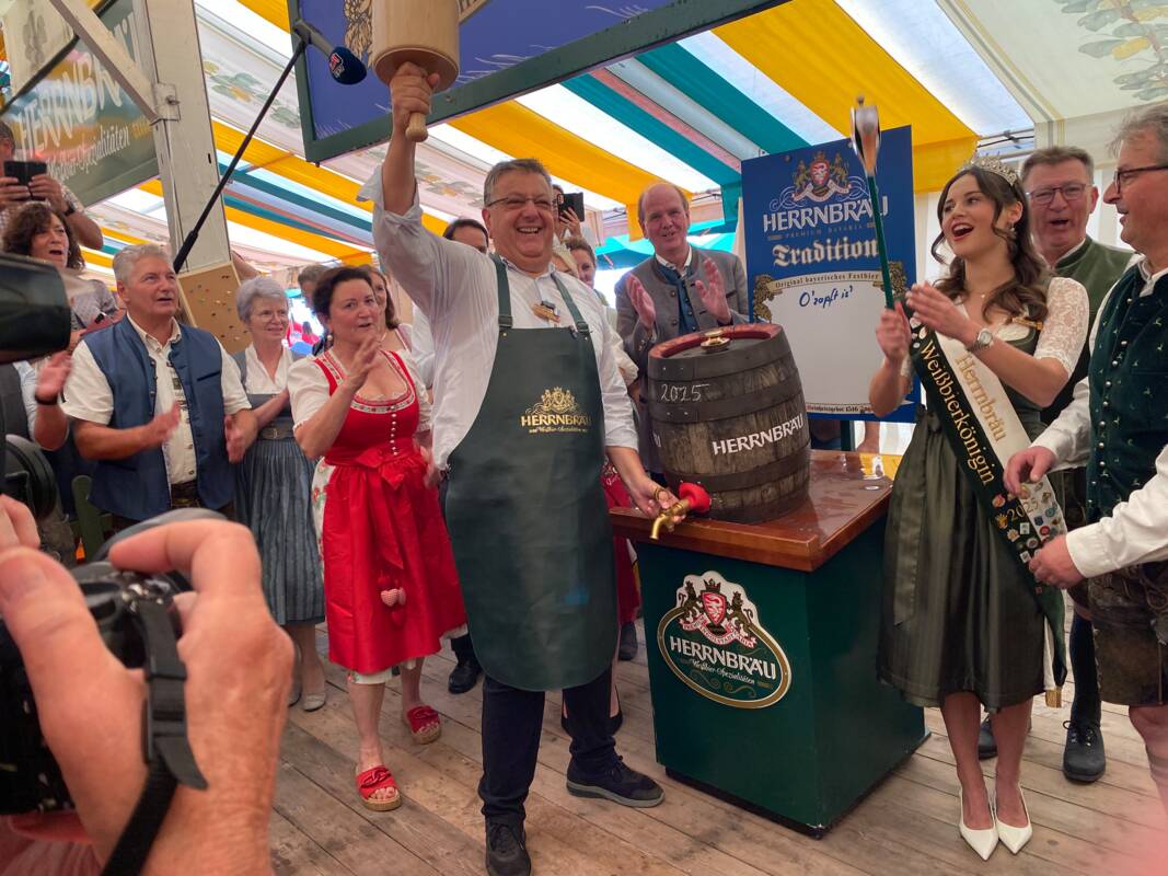 Bieranstich Barthelmarkt in Oberstimm 2025